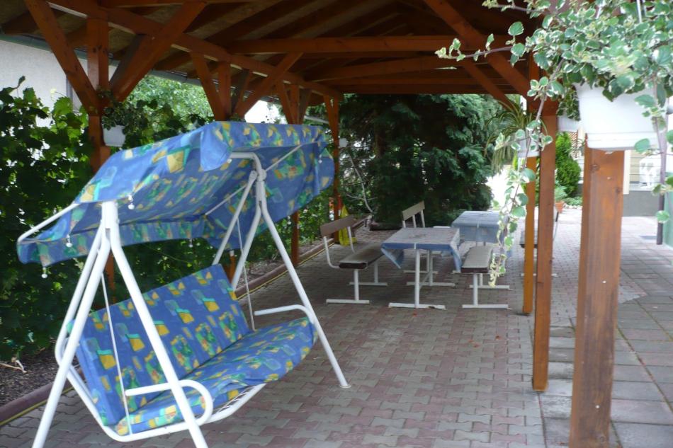 Gartenpavilon mit Gartenmöbel