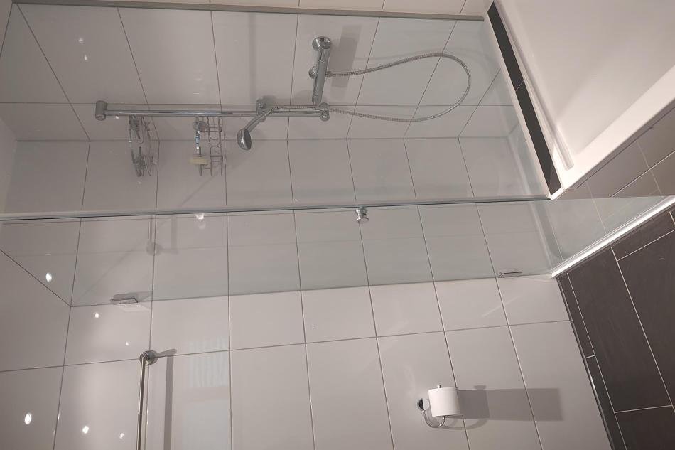 Bad mit Dusche und Badewanne